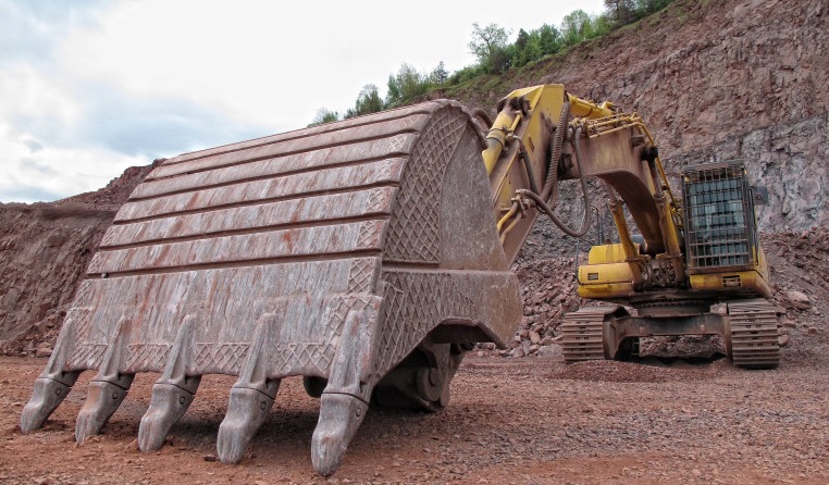 earth-mover-in-a-porphyry-rock-quarry-mining-industry-quarry_t20_lWlgPm