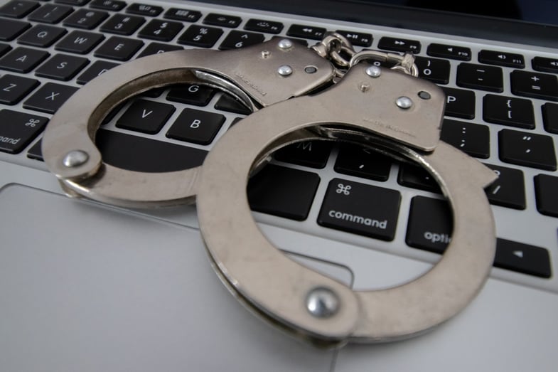 onlinecrime_handcuff